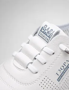 Detail weißer Leder-Slipper mit lasergeschnittenen Perforationen für Atmungsaktivität