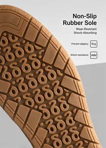 Nahaufnahme der rutschfesten Gummisohle mit kreisförmigem Profil für Freizeitschuhe