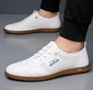 Detail der weißen hohlen Leder-Loafer mit atmungsaktiver Perforation und rutschfester Sohle