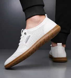 Detail weißer Herren-Lederschuhe mit lasergeschnittener Perforation und Gummisohlen