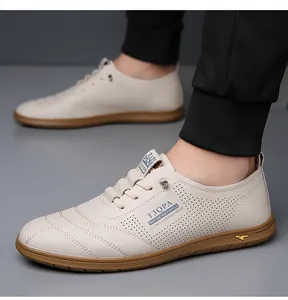 Nahaufnahme der cremefarbenen Leder-Freizeitschuhe mit Perforationen und Gummisohle
