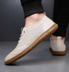 Makroaufnahme beige Herrenslipper aus Leder mit Perforationen und brauner Gummisohle