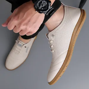 Atmungsaktive weiße Herren-Lederschuhe mit Lochmuster und rutschfester Gummisohle