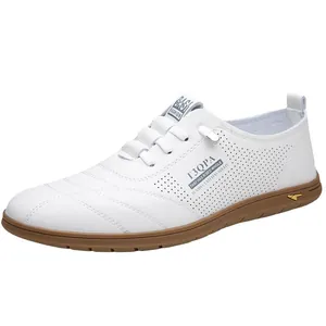 Weiße atmungsaktive Leder-Slipper für Herren mit brauner Gummisohle und perforierten Seiten