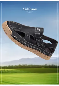 Nahaufnahme der schwarzen Ledersandalen mit weißen Nähten und dicker Gummisohle