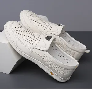 Dettaglio mocassino in pelle bianca con fori laser e fibbia metallica decorativa