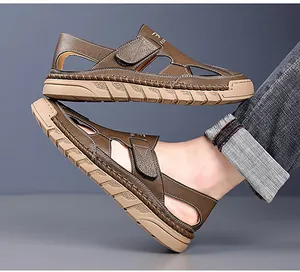 Nahaufnahme brauner Leder-Sandalen mit rutschfester Gummisohle und Klettverschluss für Herren