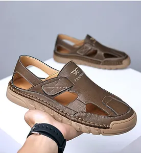 Detailansicht handgenähter brauner Ledersandalen mit atmungsaktivem Hohldesign