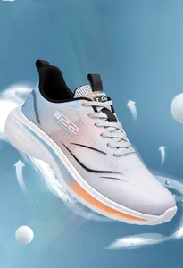 Détail de chaussures de course en mesh dégradé montrant le tissu respirant et la semelle