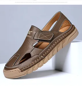 Detail von Herren-Sandalen aus braunem Leder mit weißen Nähten und weicher Sohle