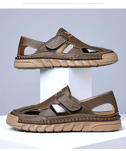 Detail der dunkelbraunen Leder-Sandalen mit Klettverschluss und handgenähter Sohle