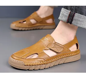 Detail von braunen Herren-Sandalen aus Leder mit Ausschnitten und Nahtdetails