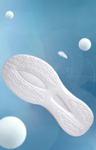 Détail macro d'une semelle blanche en EVA léger avec textures géométriques antidérapantes