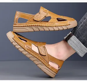 Details von khakifarbenen Ledersandalen mit rutschfester Gummisohle und Handnaht