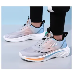 Détail du mesh respirant et de la semelle amortissante sur chaussures de course légères