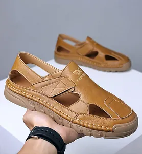 Nahaufnahme brauner Leder-Herrensandalen mit Naht-Details und Klettverschluss-Riemen