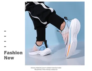 Détail de chaussures de course en mesh dégradé bleu et orange avec semelle blanche épaisse