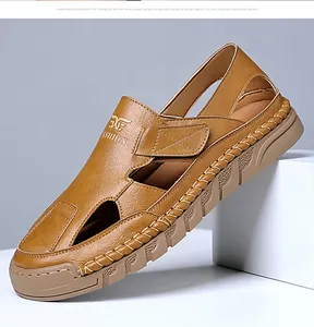 Detailansicht brauner Ledersandalen mit Cut-Out-Design und gewebter Sohlentextur