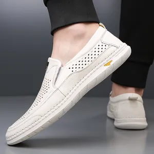 Sandali da uomo in vera pelle con design traforato traspirante in colore bianco sporco