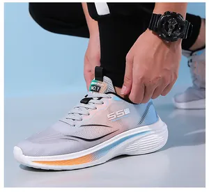 Détail de la chaussure de course en mesh respirant avec semelle en mousse amortissante