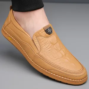 Mocassins pour hommes en cuir marron à motif crocodile avec coutures faites à la main