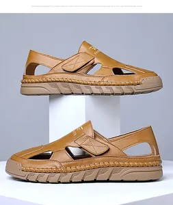 Nahaufnahme brauner Leder-Sandalen mit atmungsaktiven Cut-outs und Klettverschlüssen