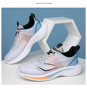 Détail de chaussures de course en mesh respirant avec dégradé bleu et blanc