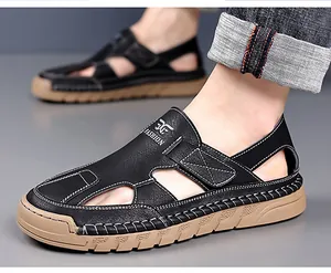 Detailansicht der schwarzen Leder-Herrensandalen mit weißen Nähten und brauner Gummisohle