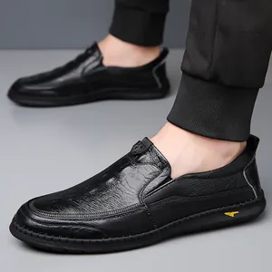 Mocassins pour hommes en cuir noir à motif crocodile avec détail jaune sur semelle souple