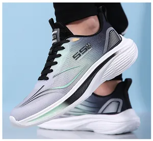 Détail de chaussures de course en mesh respirant gris avec dégradé vert menthe