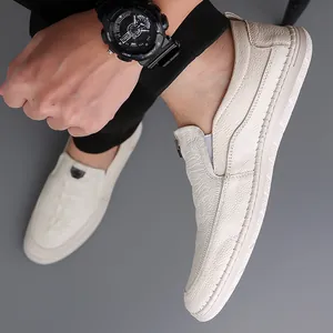 Mocassins en cuir beige pour hommes avec texture crocodile et détail de bouclier