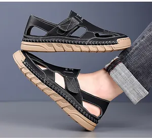 Detail von Herren Leder-Sandalen mit Kontrastnähten und verstellbarem Klettverschluss