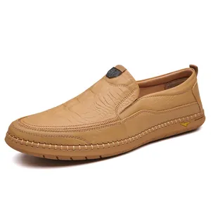 Mocassins pour hommes en cuir marron clair à texture crocodile et semelle souple