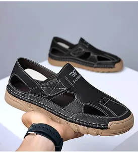 Nahaufnahme von Herren-Ledersandalen mit handgenähten Details und dicker Gummisohle