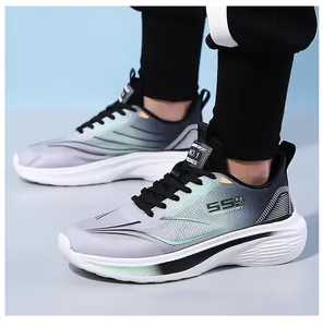Gros plan de chaussures de running respirantes avec semelle épaisse et dégradé moderne