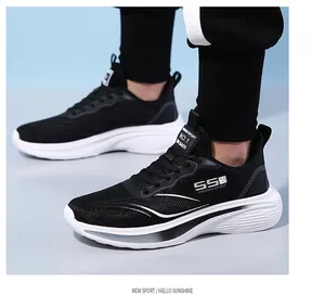 Gros plan de chaussures de course en mesh noir et blanc avec semelle épaisse amortie
