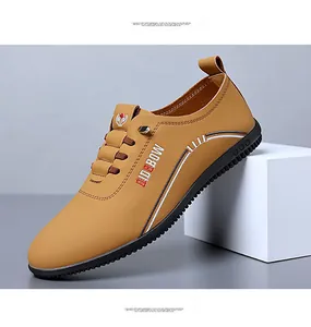 Λεπτομέρεια από χακί loafers με υφή μικροϊνών και εύκαμπτη αντιολισθητική σόλα