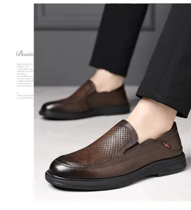 Dettaglio macro della texture in pelle traforata su scarpe casual da uomo in marrone scuro