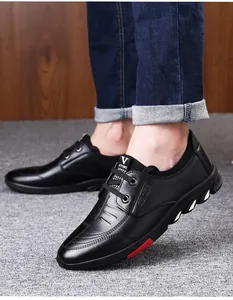 Détail de chaussures décontractées en cuir noir avec logo sport et semelle bicolore