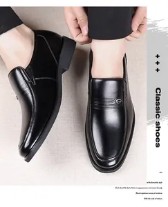 Détail du mocassin de bureau noir avec boucle en métal et textures cousues