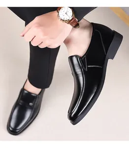 Gros plan détaillé des chaussures en cuir noir pour hommes avec surpiqûres texturées