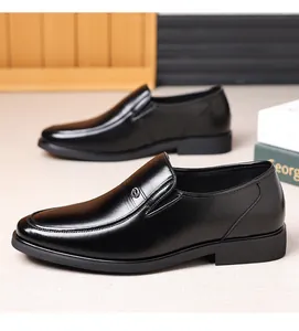 Gros plan détaillé de mocassins noirs en cuir pour hommes avec boucle en métal chic