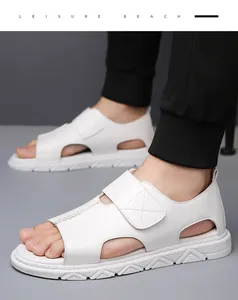 Zijaanzicht van witte herensandalen met ademende uitsnijdingen en handige klittenbandsluiting
