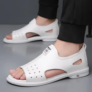 Λευκά ανδρικά casual σανδάλια με χοντρή σόλα και διαπνέοντα κοψίματα για την παραλία το καλοκαίρι