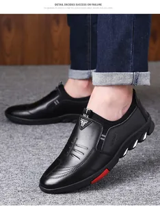 Gros plan sur chaussure en cuir noir avec coutures fines et détails de semelle gomme