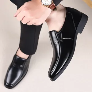 Mocassins en cuir noir pour hommes avec surpiqûres décoratives et style professionnel chic