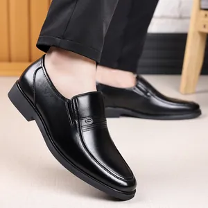 Mocassins classiques en cuir noir pour hommes avec finition polie et semelle en gomme