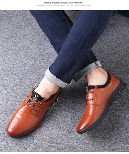 Chaussures décontractées en cuir marron pour homme avec semelle noire et logo sport