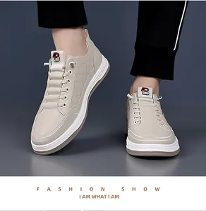 Nahaufnahme beiger Herren-Freizeitschuhe aus Leder mit B-Logo und dicker weißer Gummisohle