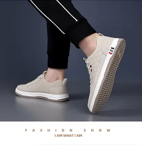 Detailansicht beige Herren-Sneaker mit Steppmuster und dreifarbigem Fersenstreifen